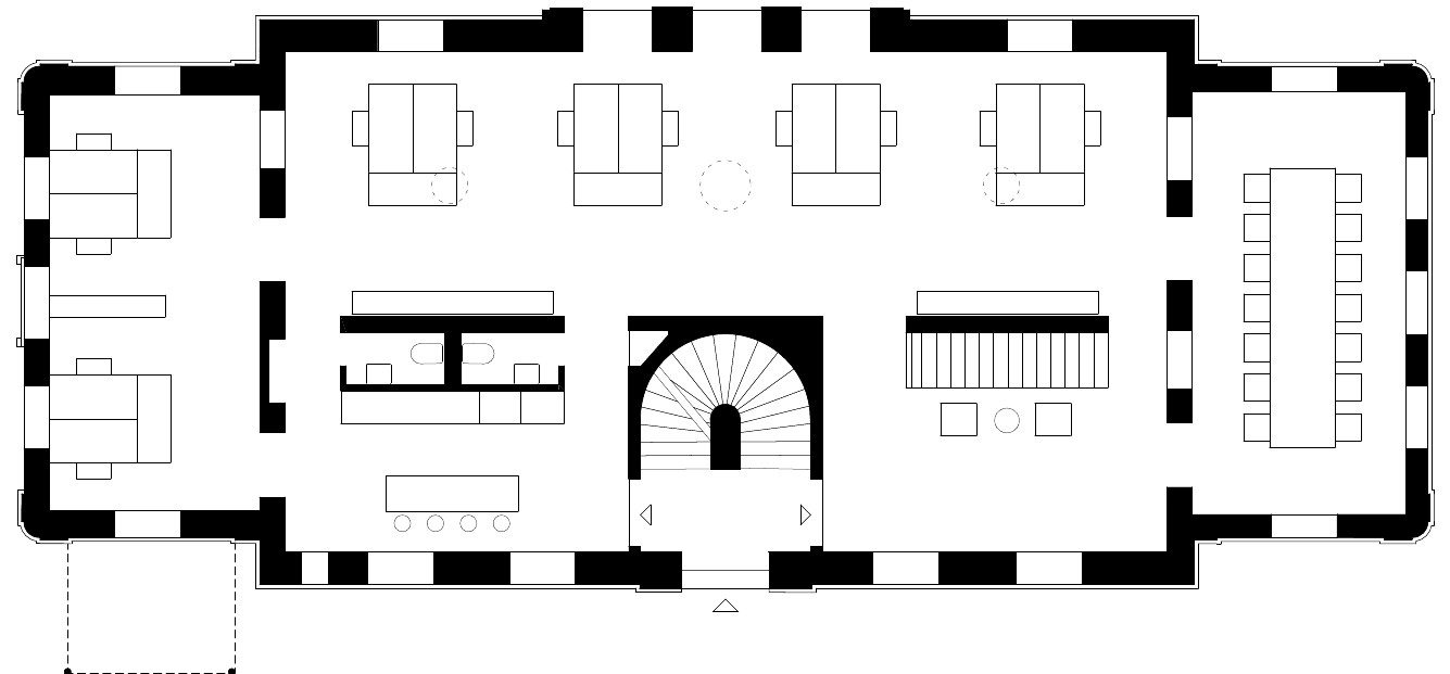 Grundriss Erdgeschoss mit Möblierung: in der Mitte das Wendeltreppenhaus, links davon der Block mit Toiletten und Küche, rechts die Garderobe, ringsum Arbeitsplätze und ein langer Besprechungstisch