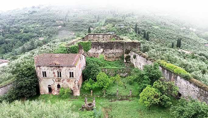 Vista aerea della Rocca di Pietrasanta con il rudere di Palazzo Guinigi immerso nel verde