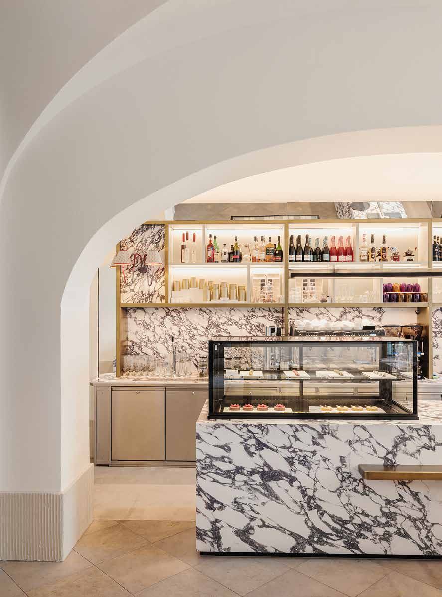 La Patisserie Amalia sotto una volta bianca, con il bancone in marmo