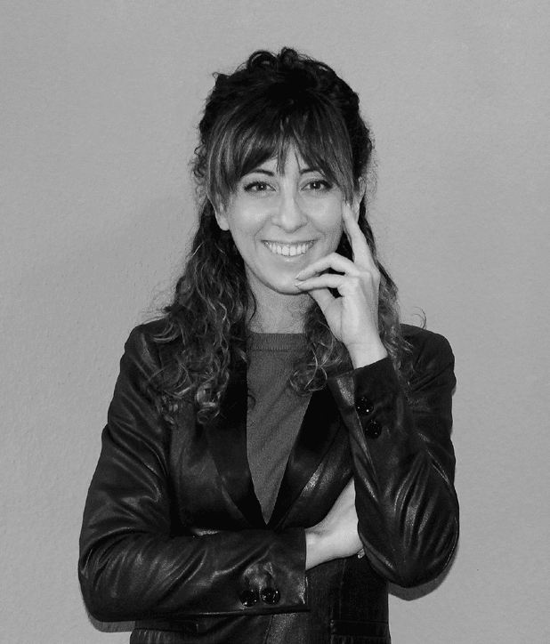 Ritratto di Sofia Laghi con giacca di pelle nera, in bianco e nero