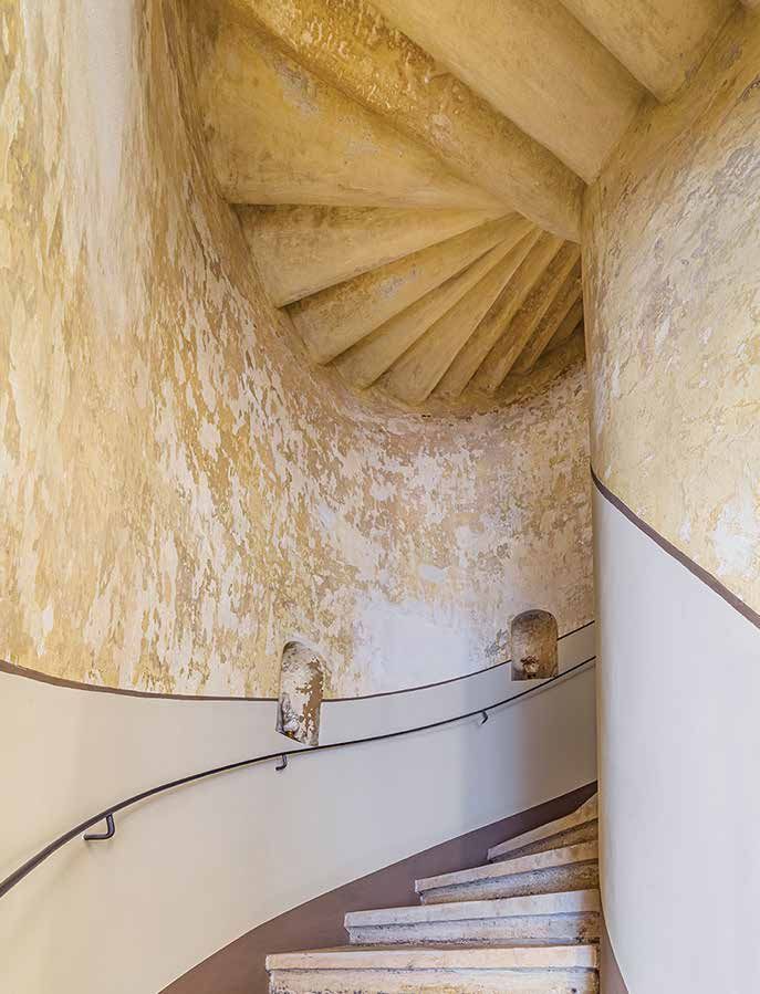 Lo storico vano scala a spirale della villa, con l’intonaco riportato alla luce