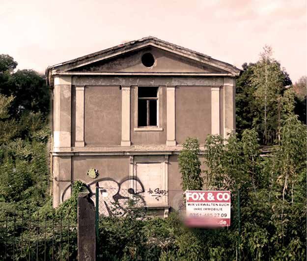La villa prima del restauro: un rudere coperto di graffiti dietro la sterpaglia